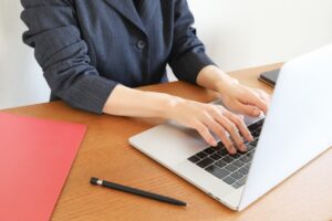 スポットワークとは、短期間や一時的な仕事を請け負う柔軟な働き方を指します。 